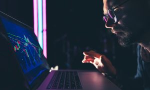 Un Hombre Analizando Los Graficos Del Mercado De Valores De Datos Financieros En Una Placa Electronica 300x181